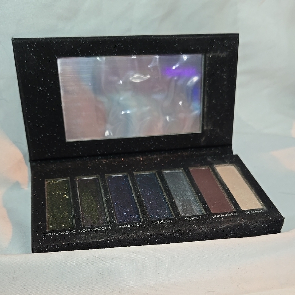 Younique Moodstruck Addiction Anniversary Eyeshadow Palette